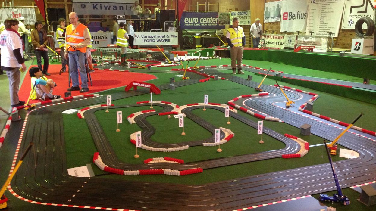 Course automobile sur circuit miniature à GrezDoiceau Course automobile sur circuit miniature à GrezDoiceau