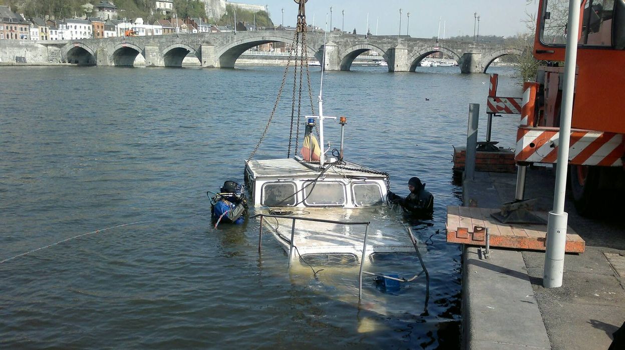 Un bâteau coule dans la Meuse à Namur