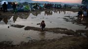 Un enfant jouant dans l'eau boueuse, à l'écart des tentes entassées dans ce no man's land. Un enfant jouant dans l'eau boueuse, à l'écart des tentes entassées dans ce no man's land.