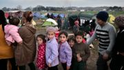 Des enfants font la file lors d'une distribution de soupe Des enfants font la file lors d'une distribution de soupe