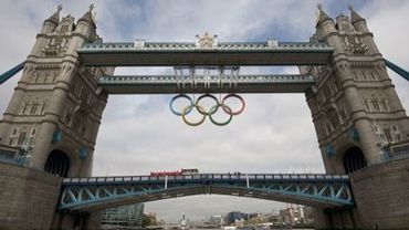 Les anneaux olympiques sur le Tower bridge, à Londres, le 27 juin 2012