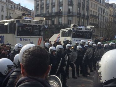 La police isole les manifestants violents du reste de la foule La police isole les manifestants violents du reste de la foule