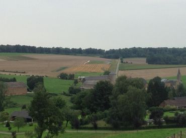Le village d'Ossogne, dans le Condroz, avec les terres de la ferme Vrancken en arrière-fond Le village d'Ossogne, dans le Condroz, avec les terres de la ferme Vrancken en arrière-fond