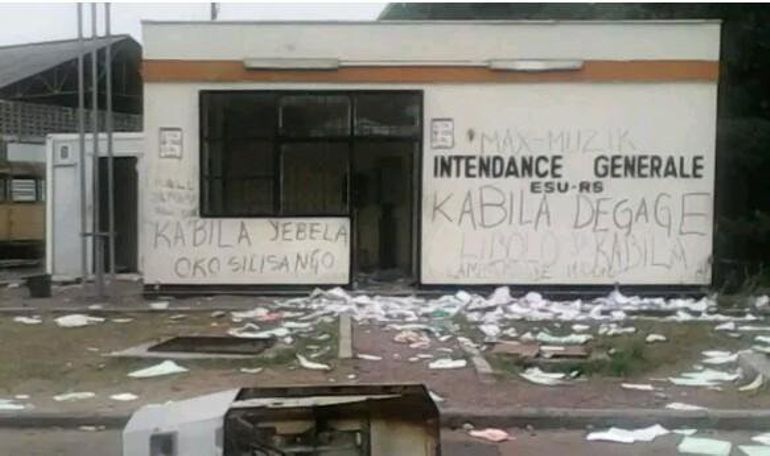 En septembre déjà, les étudiants de l'université de Kinshasa avaient manifesté leur colère à l'encontre du président Joseph Kabila. En septembre déjà, les étudiants de l'université de Kinshasa avaient manifesté leur colère à l'encontre du président Joseph Kabila.
