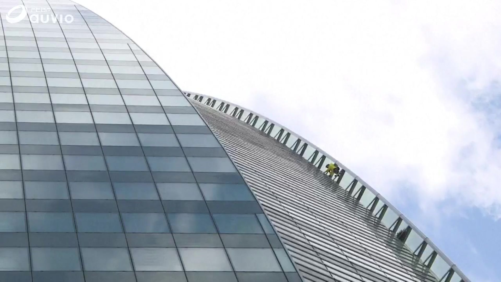 Le spiderman français grimpe pour sauver Notre Dame de Paris Auvio