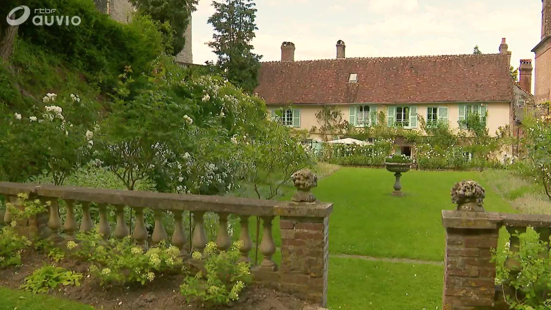 Gerberoy Le Village Aux Mille Rosiers Et Au Jardin Remarquable DHenri