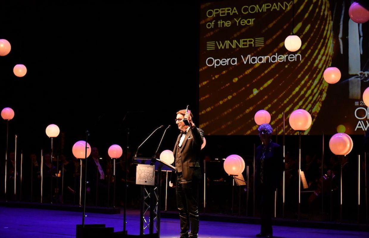 Aviel Cahn reçevant à Londres le Prix de la meilleure maison d'opéra 2019  pour l'Opera Vlaanderen 