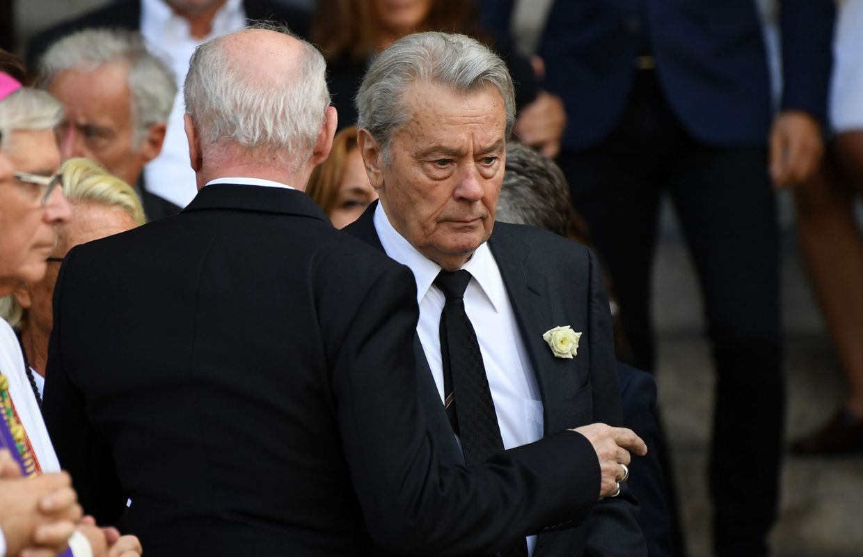 Un Millier De Personnes Dont De Nombreuses Celebrites Aux Obseques De Mireille Darc Photos Et Video