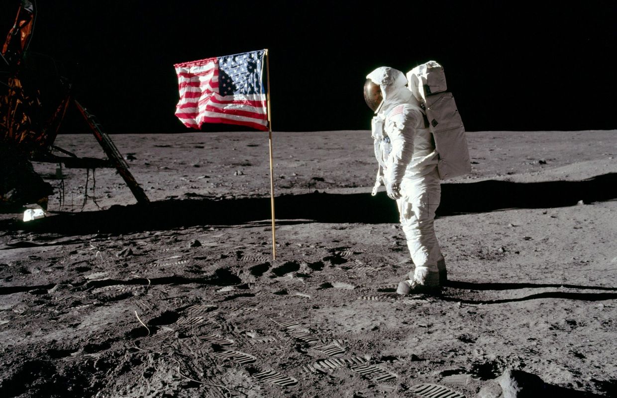 Drapeau, caméra, sac-poubelle… les incroyables histoires de la mission  Apollo 11