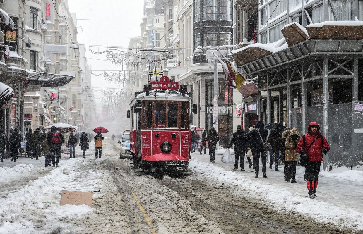Istanbul Paralysee Par Une Tempete De Neige Des Centaines De Vols Annules
