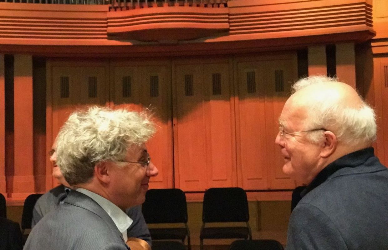 La joie de Benoît Mernier et de l'organiste Jean Ferrard face à l'orgue nouveau.