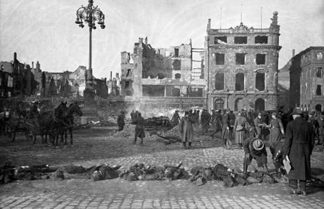 14 février 1945 Dresde réduite en cendres . A09f20b1ef1b1198395b499a4fa8247c