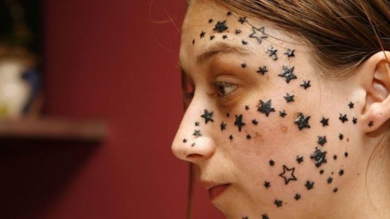 Etoiles Tatouées Sur Le Visage De Kimberley Un Canular