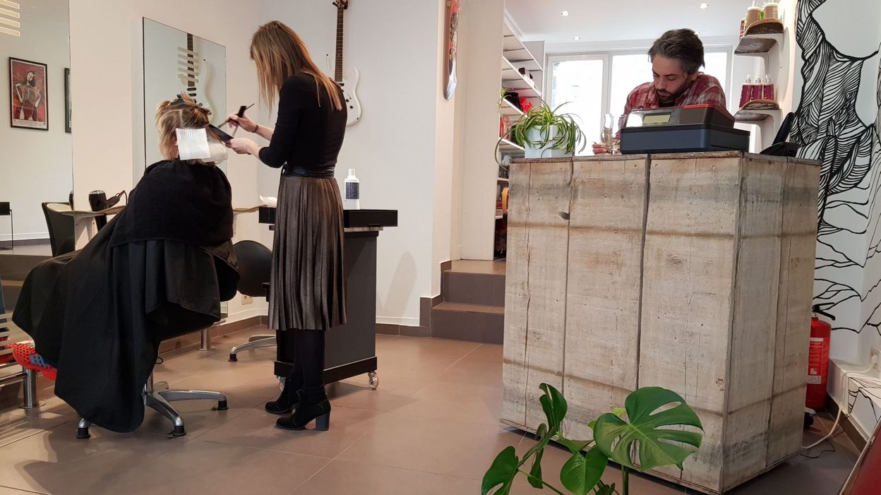 Un Salon De Coiffure Avec Des Prix Sur Mesure