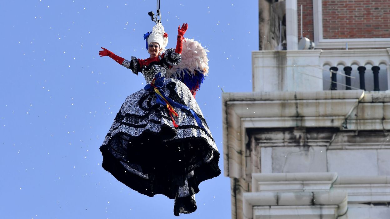 Exceptionnellement Deux Vols De L Ange Au Carnaval De Venise
