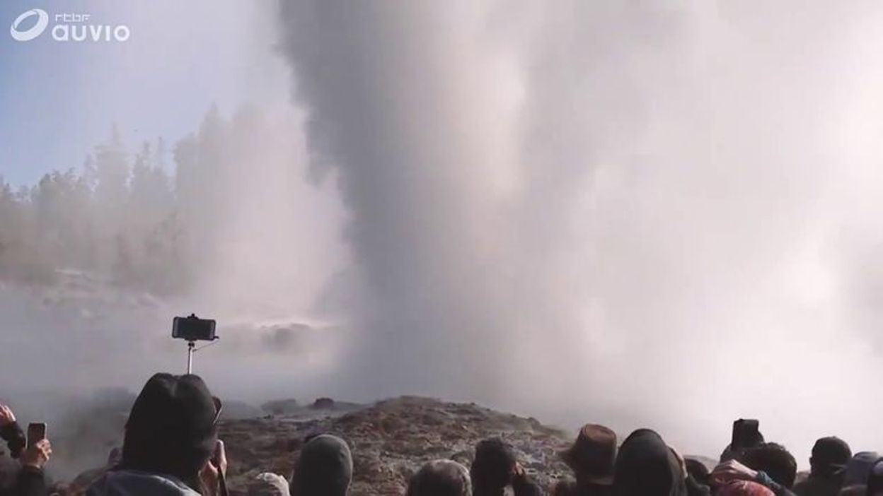 Nouvelle explosion  du plus  grand geyser du monde  au parc 