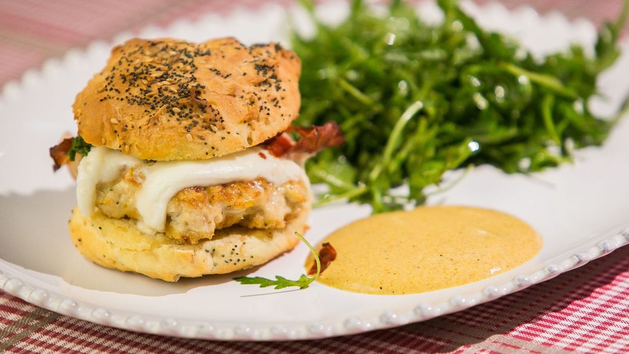 Hamburger poulet bacon sauce tandoori RTBF Un gars un chef