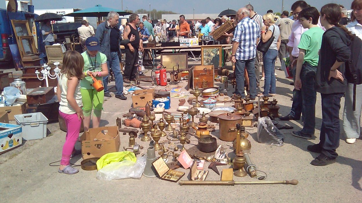 Ciney plus de 700 antiquaires pour la 54ème édition des Puces