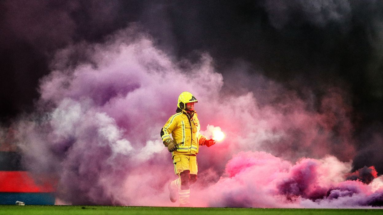 Le Clasico Sabote Par Les Supporters Mauves Le Standard Gagne Par Forfait