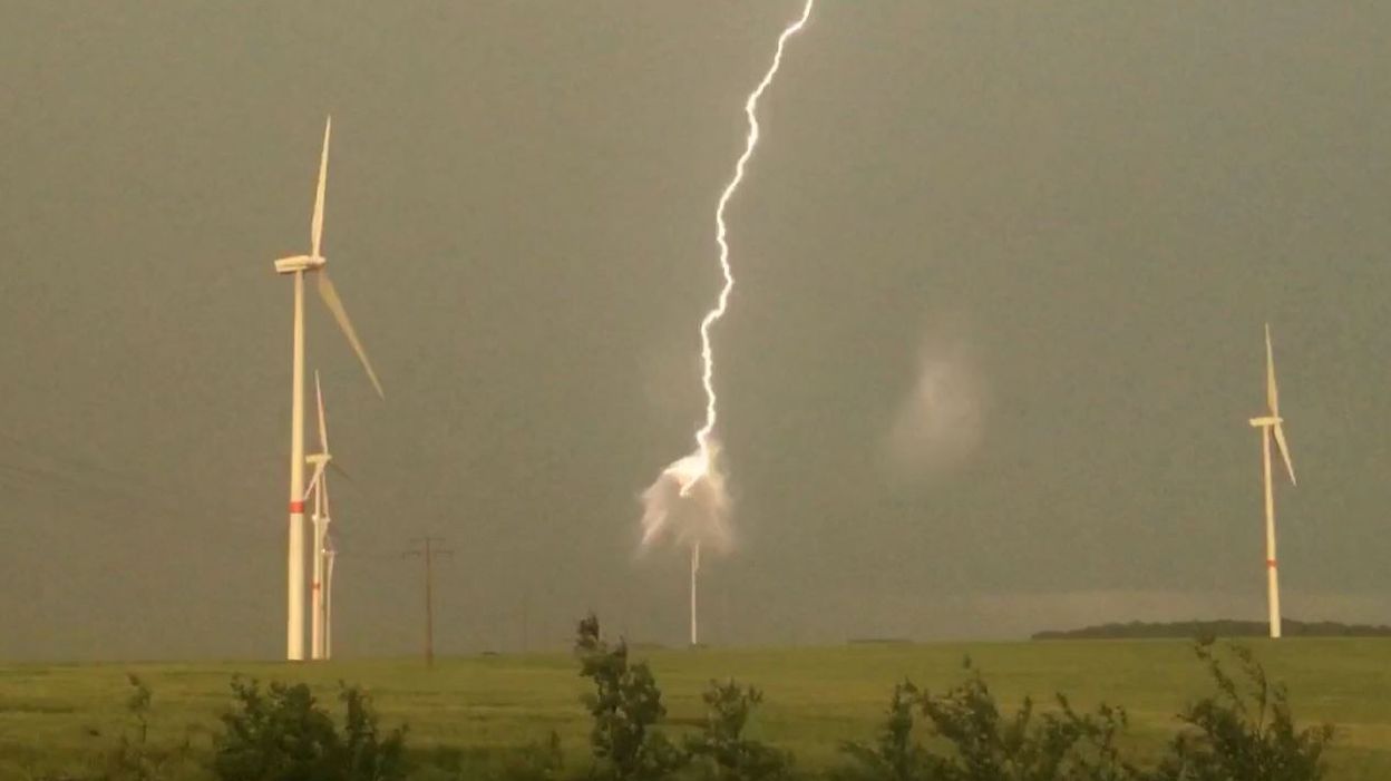 Senzeilles Les Images Impressionnantes De La Foudre Sur Les Eoliennes