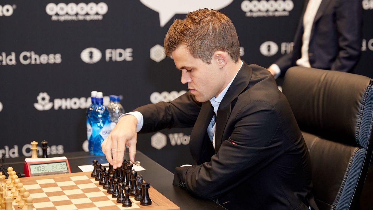 Carlsen, champion du monde d'échecs, battu après un record de 125