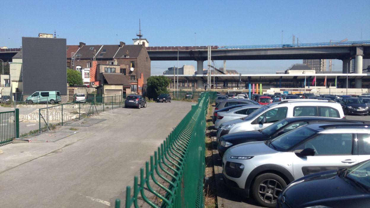 Plus de places de parkings derrière la gare de CharleroiSud