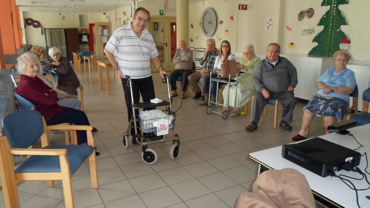 Des Seniors S Essaient A La Console De Jeux Dans Un Home De Chatelineau