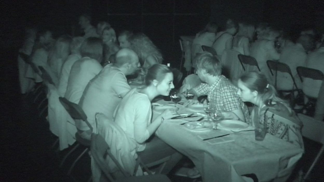 Dans Le Noir Les Hommes Pleurent Repas dans le noir pour sensibiliser au quotidien des malvoyants