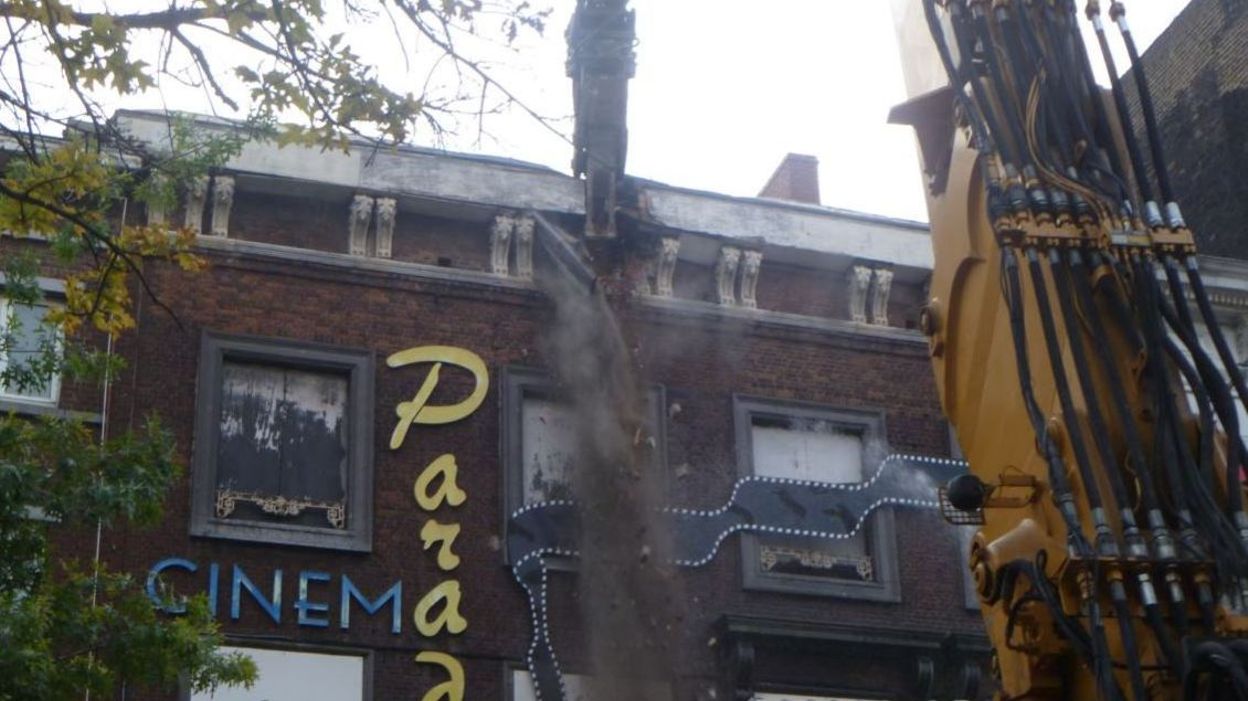 Les démolitions ont commencé à Charleroi ville basse
