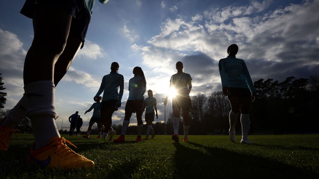 er mogen maximaal zes groepen van vier volwassenen op het buitensportveld