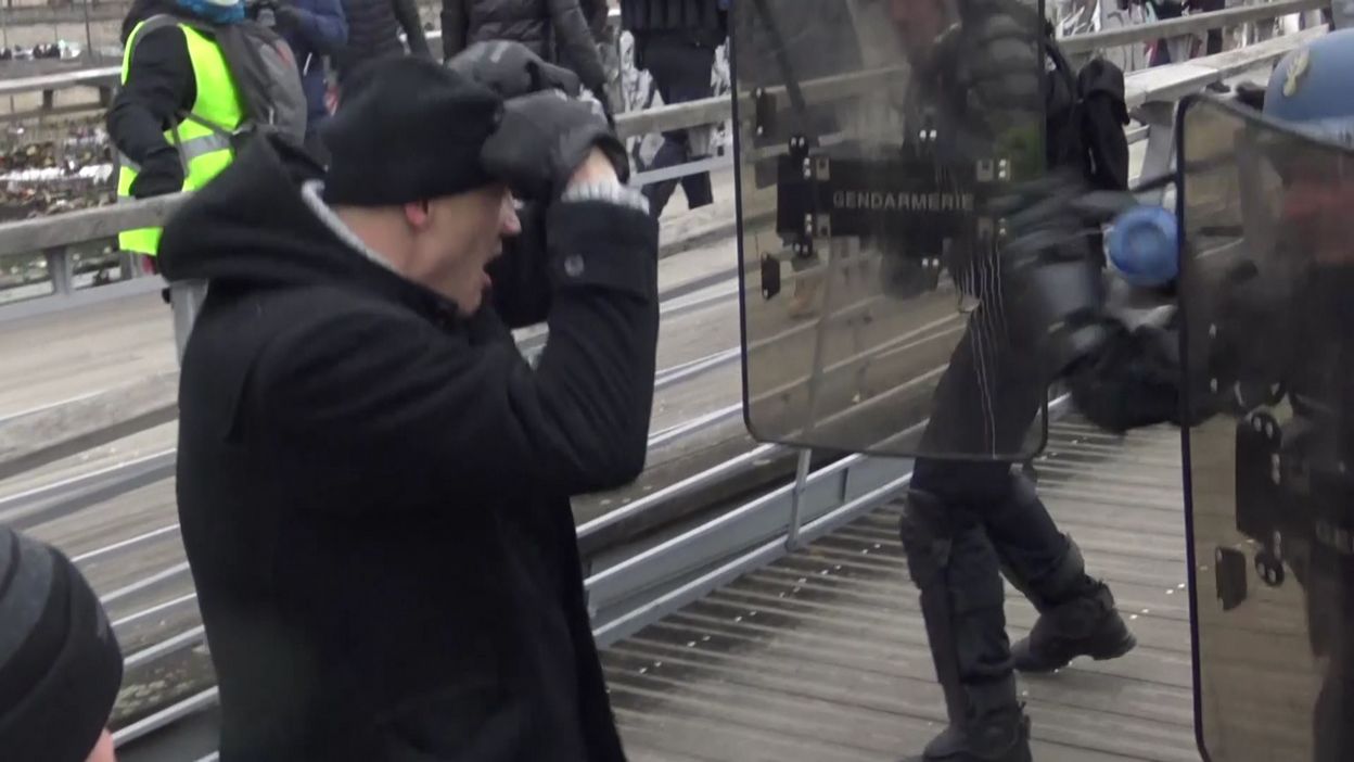 Gilets Jaunes Qui Est Ce Boxeur Pro Qui A Roué De Coups Des