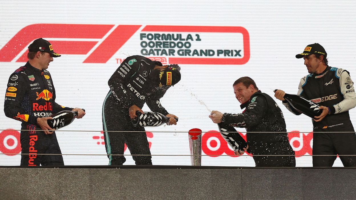 Lewis Hamilton gana fácilmente frente a Max Verstappen, Fernando Alonso vuelve al podio