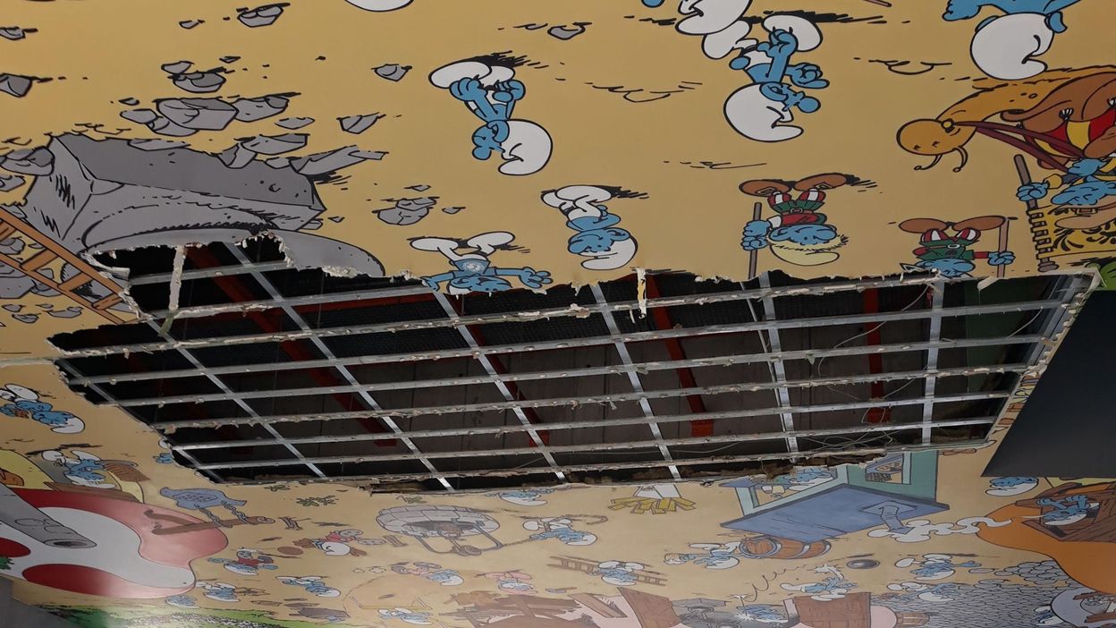 Bruxelles La Fresque Des Schtroumpfs Qui Ornait Un Plafond De La Gare Centrale S Est Effondree