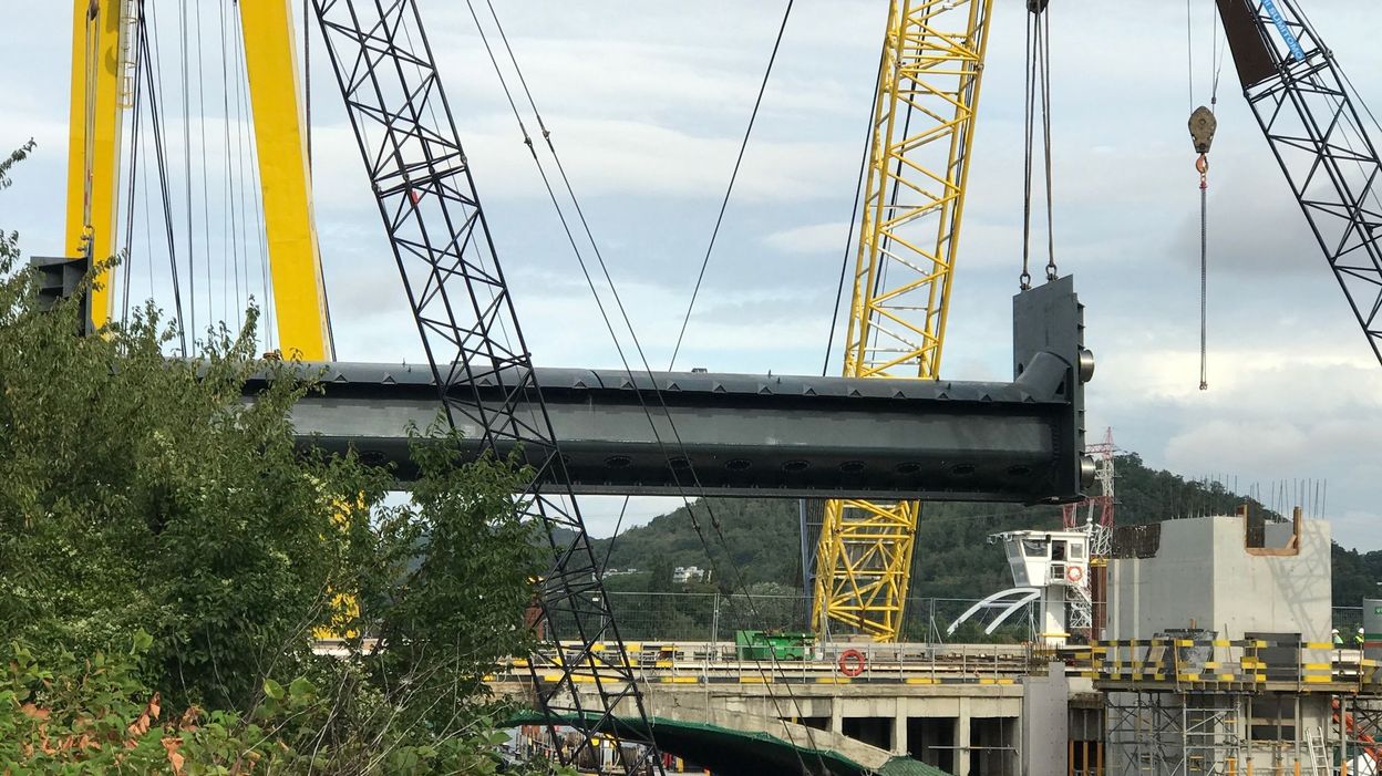 Deux vannes géantes posées au barrage de l'Île Monsin à Liège