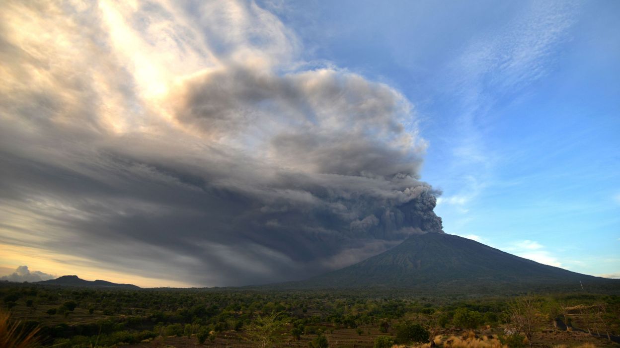 Le volcan du Mont  Agung   Bali continue de cracher des 