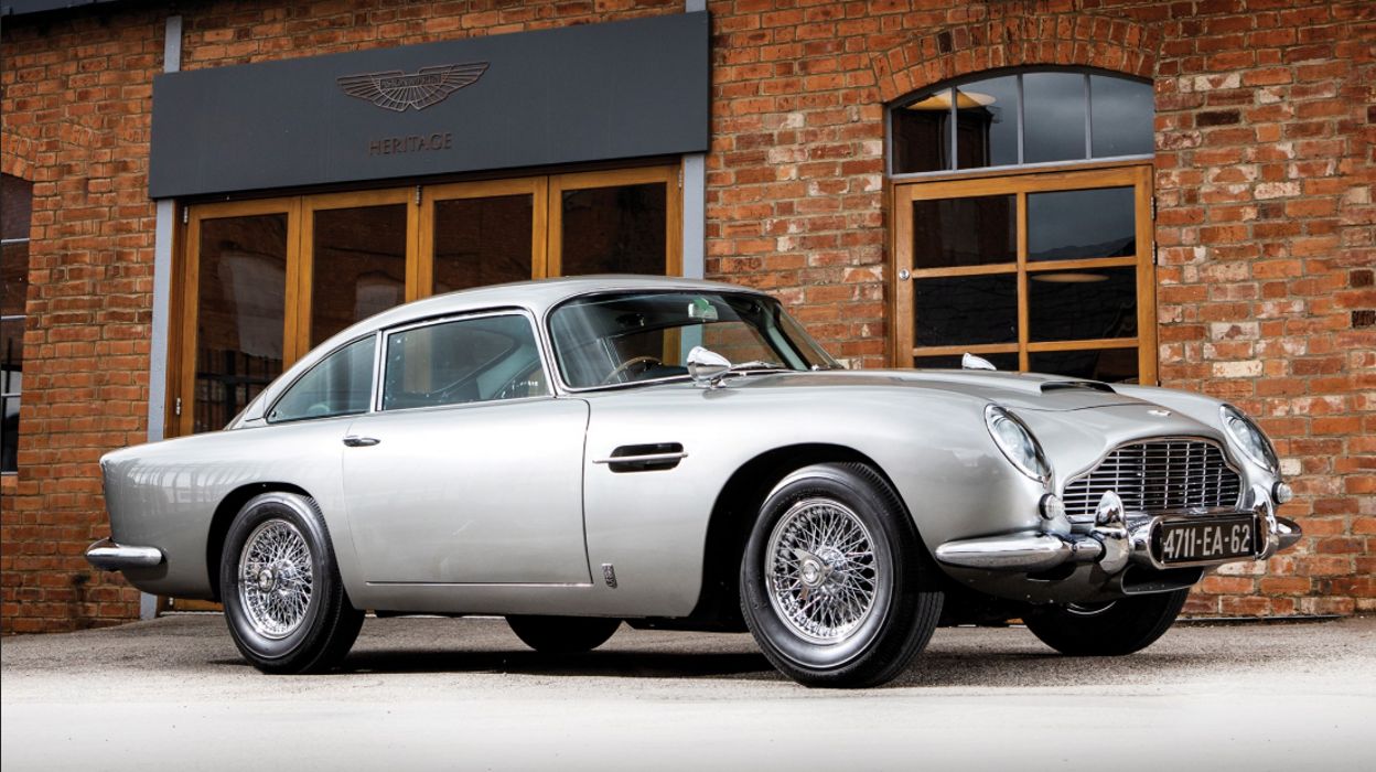 Une Aston Martin DB5 équipée de gadgets de James Bond