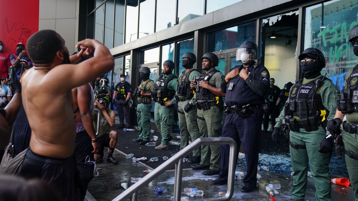 Protesters Attack Cnn Headquarters In Atlanta Archyde