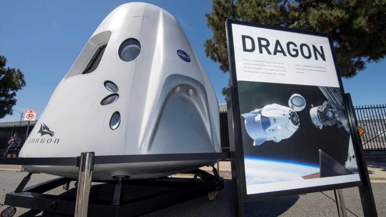 Compte à Rebours Quatre Touristes Dans L'espace SpaceX cherche quatre clients privés pour un vol dans l'espace