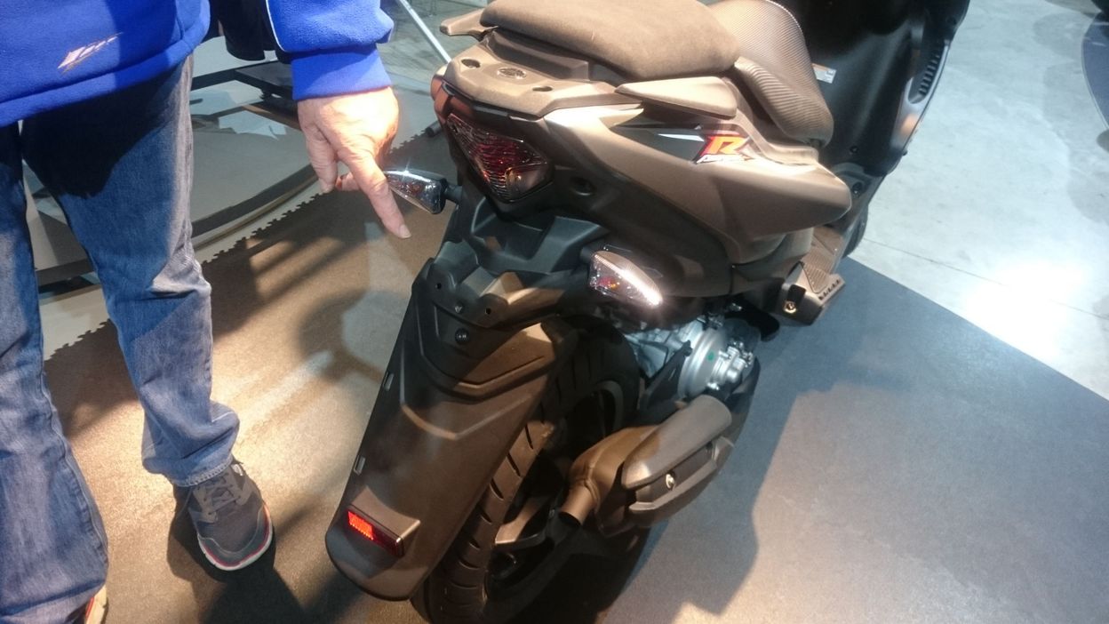 La petite plaque jaune à l'arrière des scooters, ça ne suffit plus