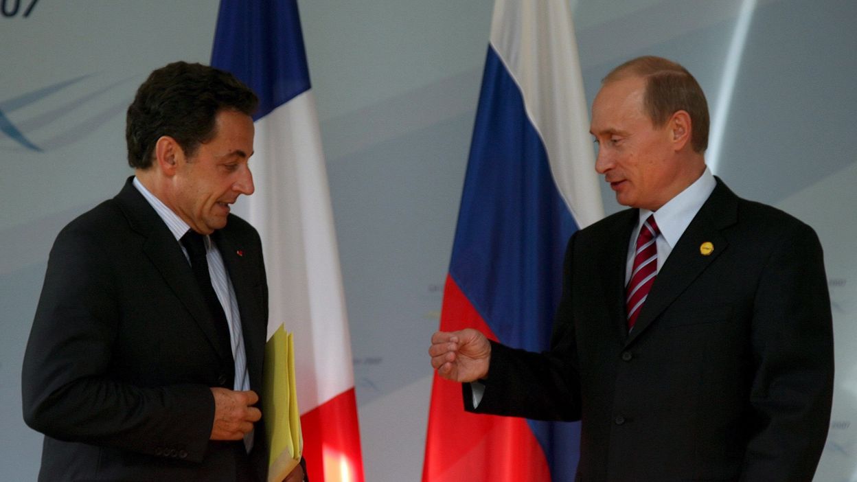 Sarkozy Ivre En 2007 Au G8 Ou Mis K O Debout Par Vladimir Poutine