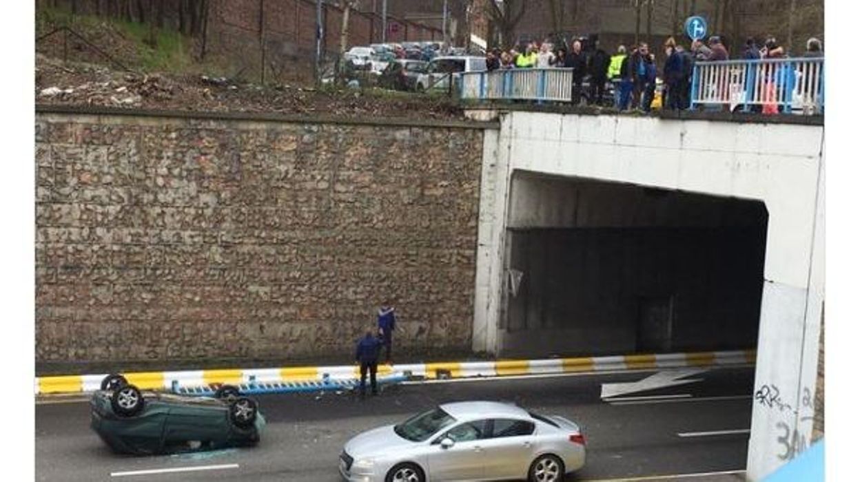 Charleroi une auto défonce les barrières d'un pont et plonge sur l