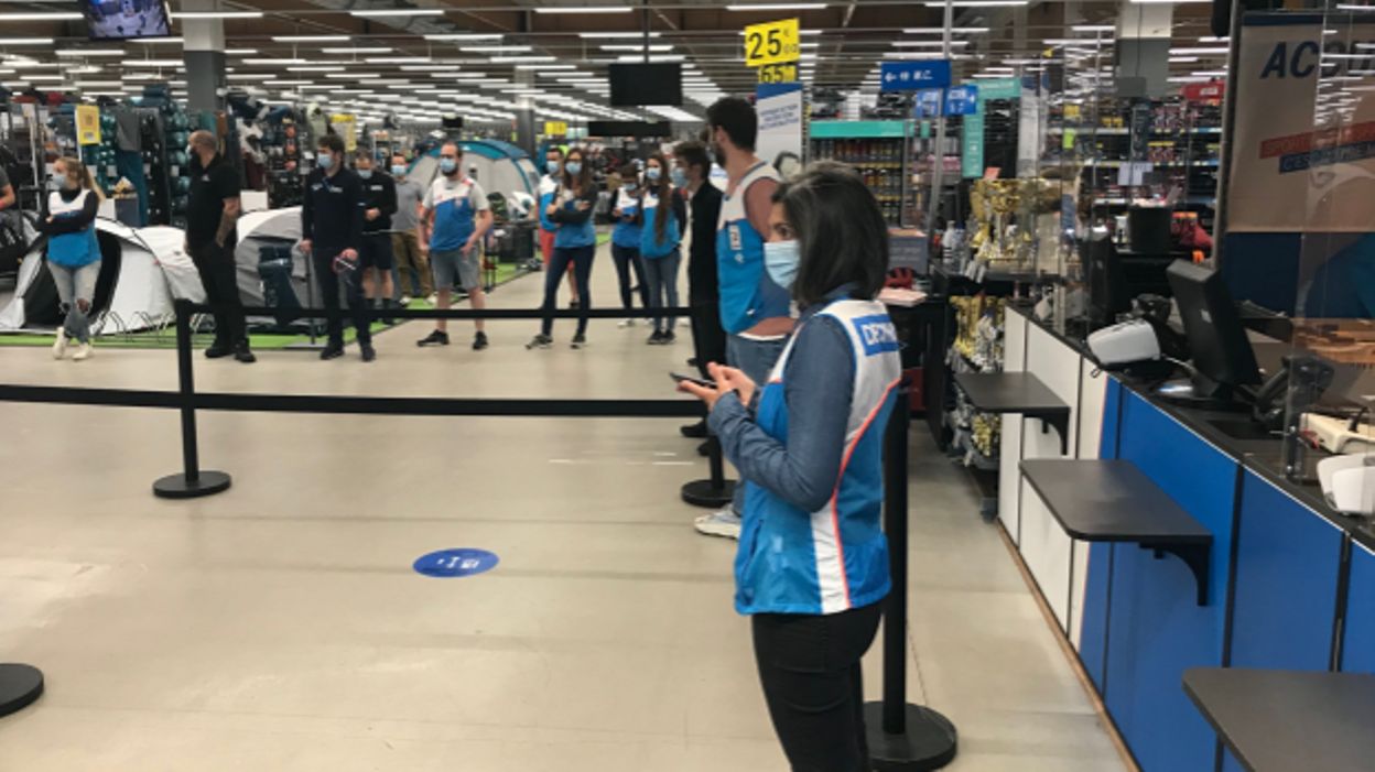 Réouverture des magasins: longue file devant le Décathlon ...