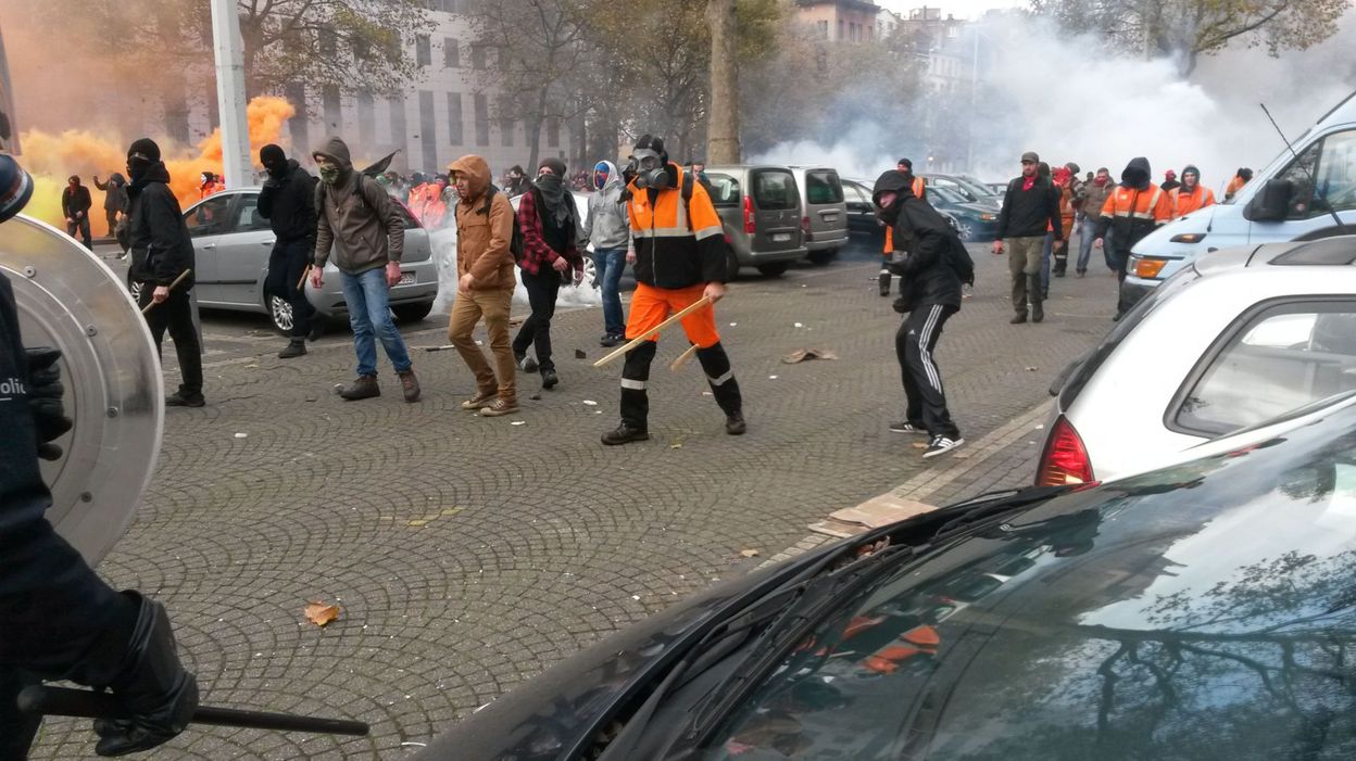 110 000 manifestants à Bruxelles, violents incidents Porte de Hal