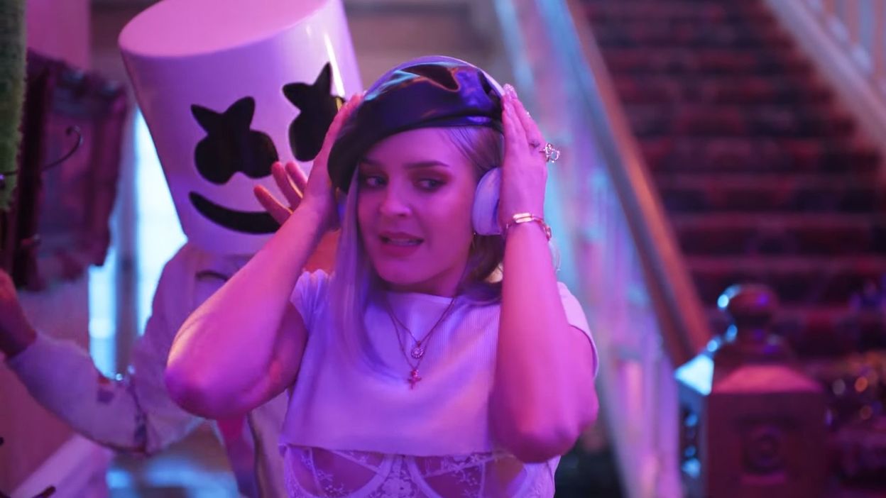 Un Clip Joyeusement Festif Pour La Collaboration Entre Anne Marie Et Marshmello