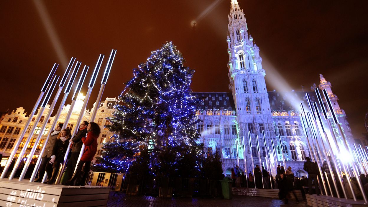La Version 2012 Du Sapin De Noel De La Grand Place Cree La Polemique