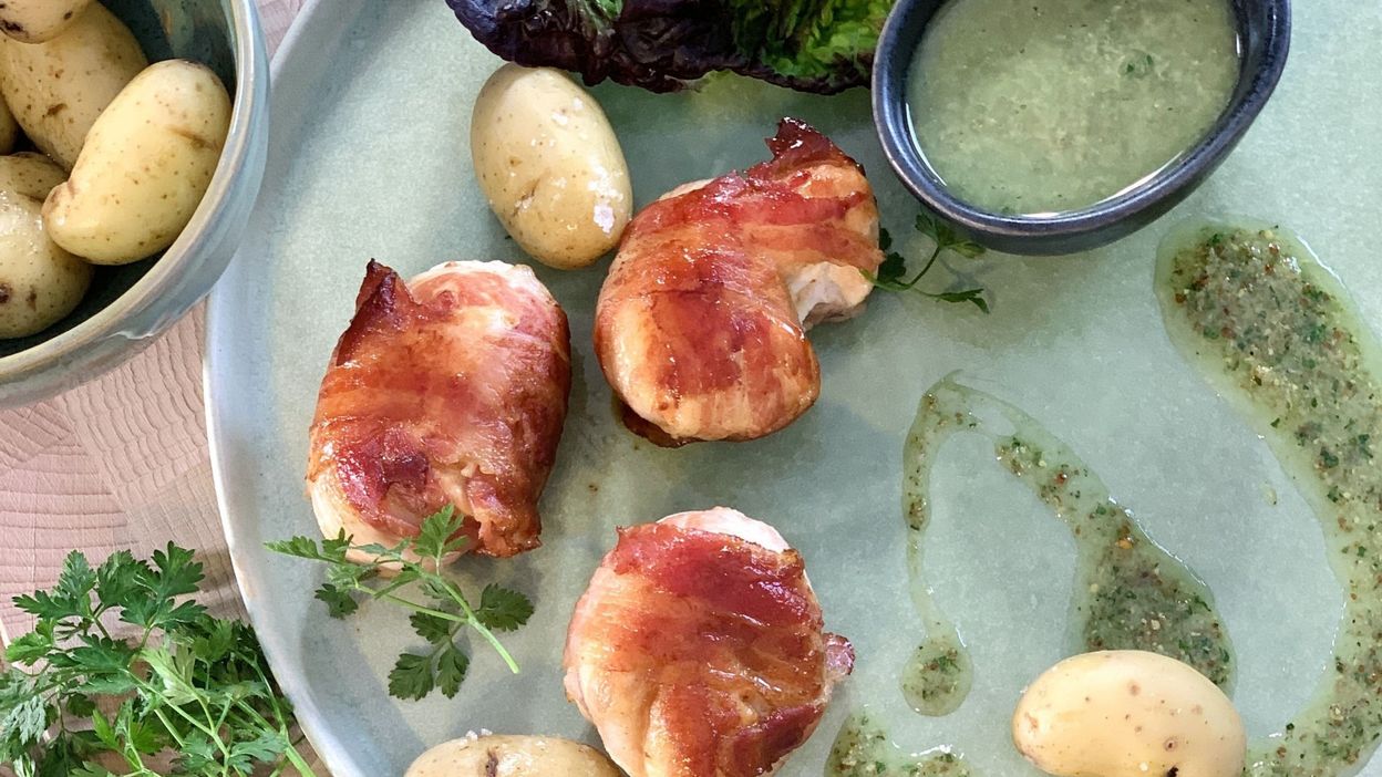 Poulet bardé de lard, sauce ravigote et grenailles