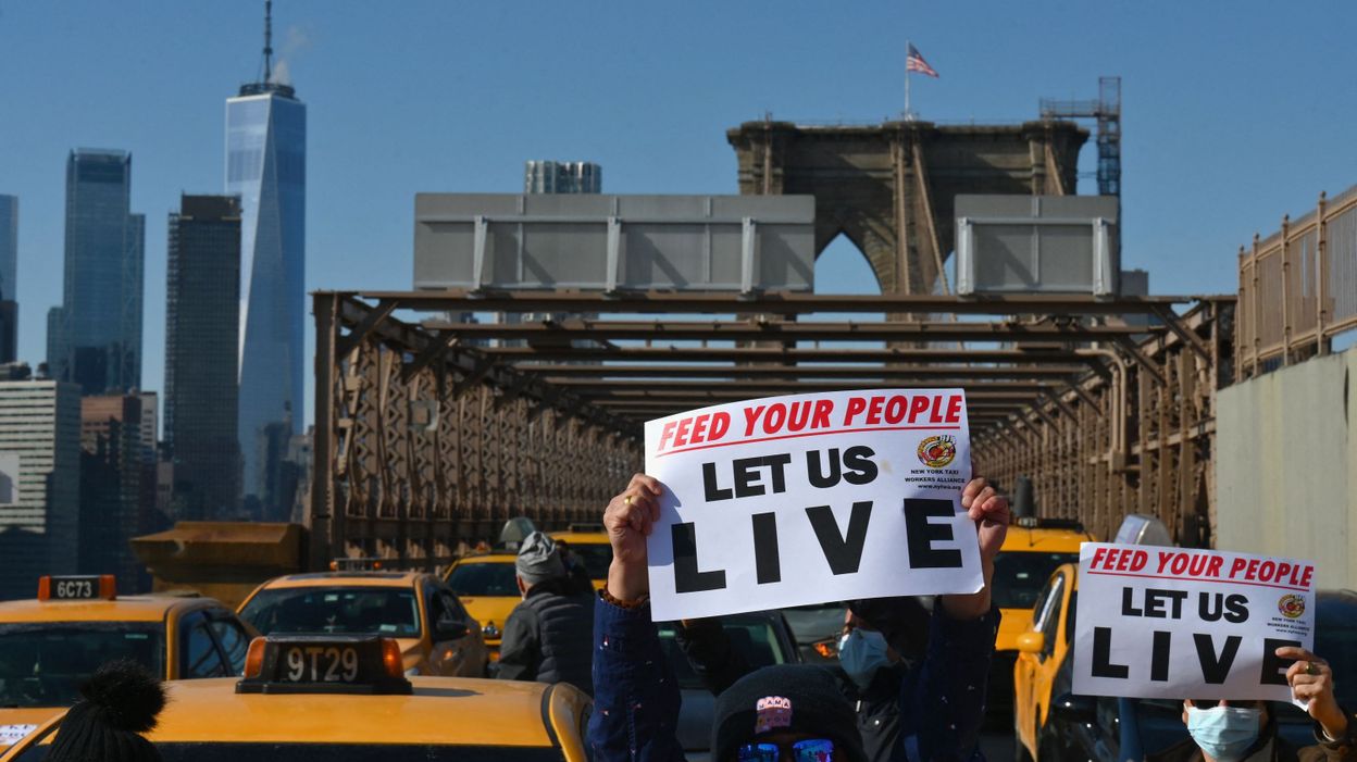 Deprived of activity by the pandemic, the drivers of the “yellow cabs” of New York worry about their future