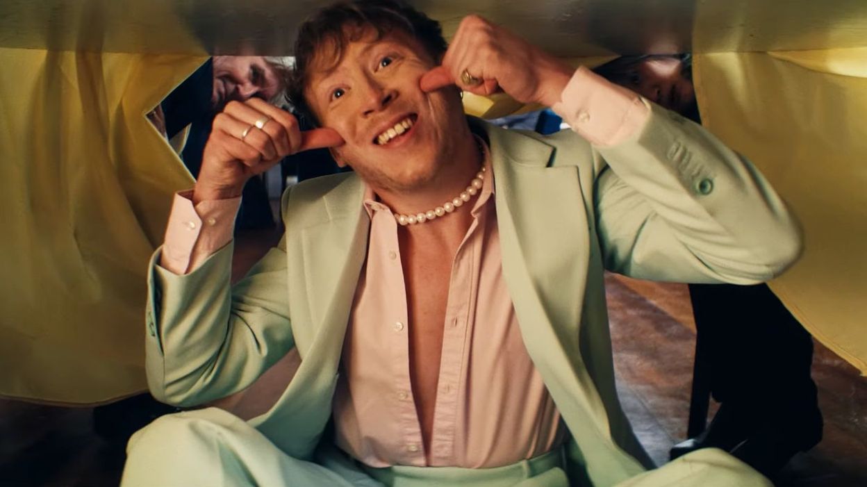 Eddy de Pretto délire dans le clip de "Bateaux-Mouches" et ...