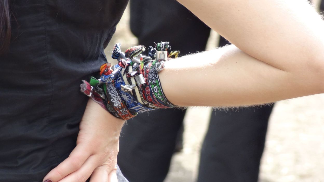 Garder ses bracelets de festival pourrait présenter des risques sanitaires