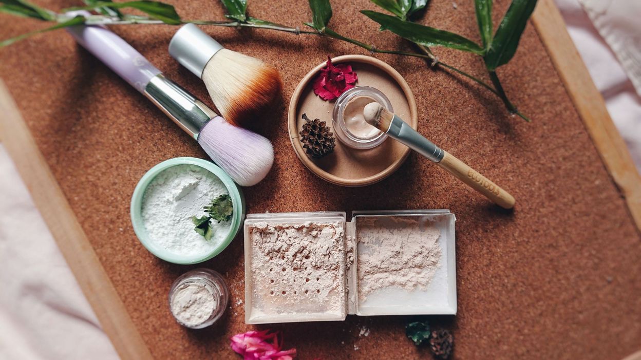 Poudres compactes, poudres libres et concealers bio et naturels : on a ...